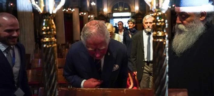 Ο Κάρολος στην εκκλησία της Αγίας Ειρήνης -Το προσκύνημα της εικόνας και η συνομιλία με τον ιερέα (εικόνες)